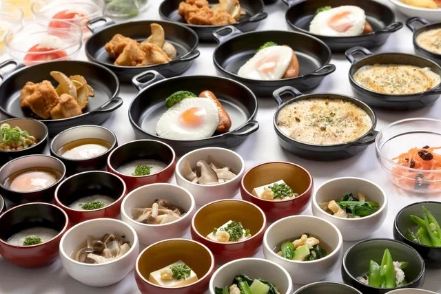 小鉢横丁と出来立ての卵料理