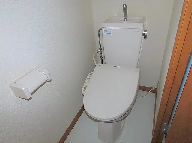 トイレ内にお風呂の入口扉があります