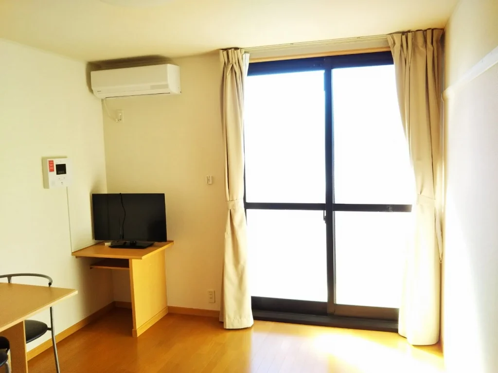 1階フローリング。2階3階はカーペット敷き。同タイプです。