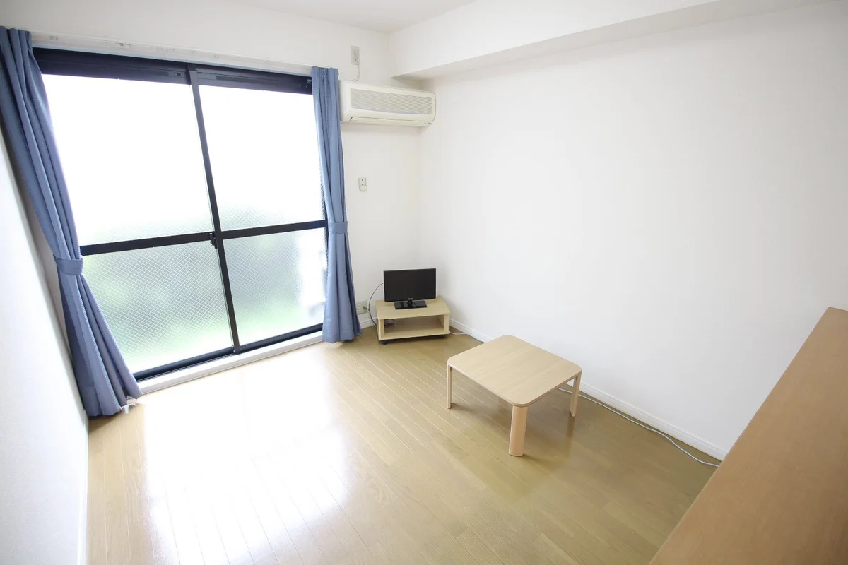 メゾネット1Fはフローリング仕様（家具・家電有り）