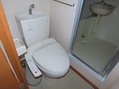 トイレ内にお風呂の入口扉があります