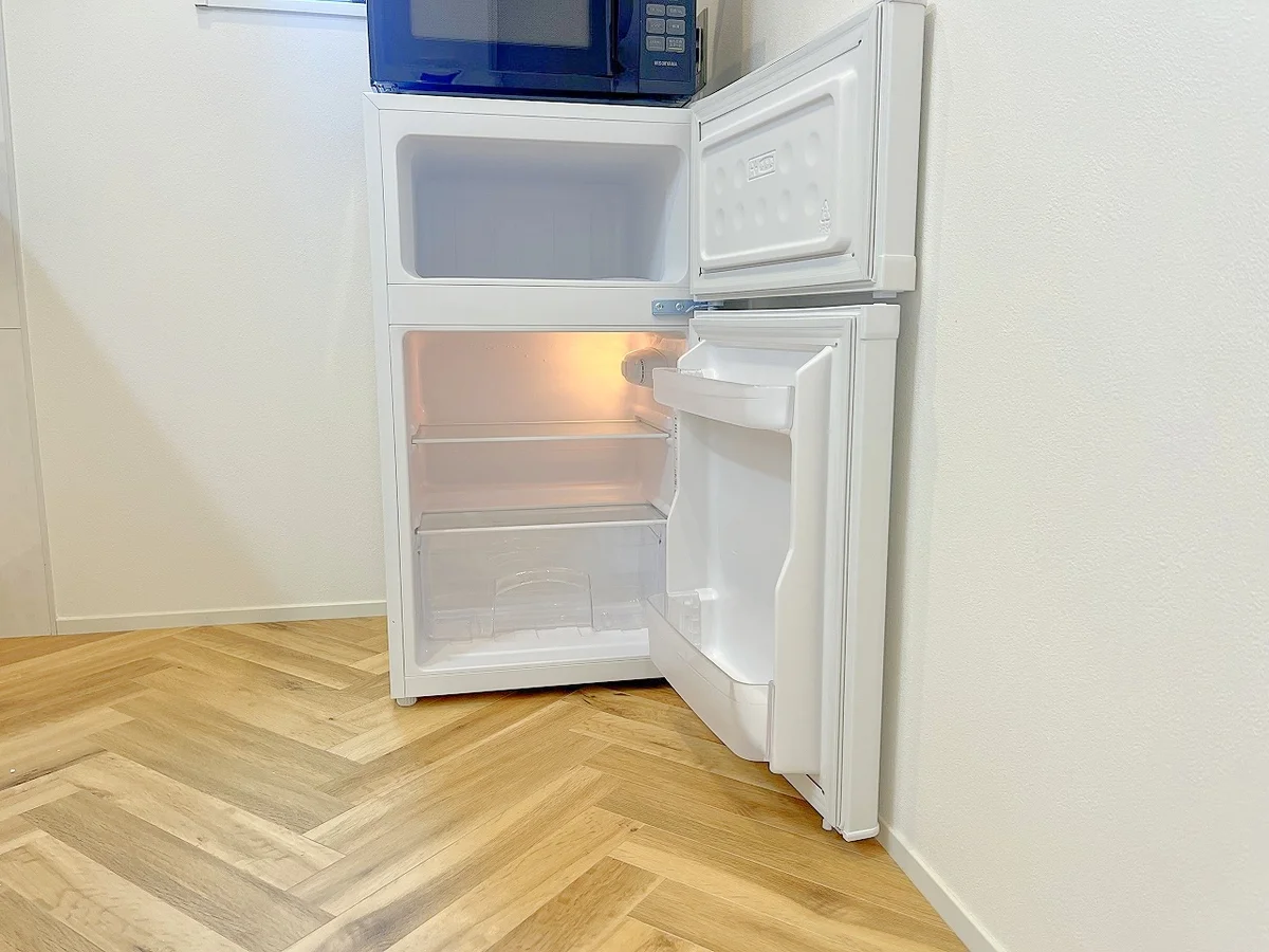 2ドアタイプの冷蔵庫です！冷凍室もあるのでアイスも入れることが出来ます🍧