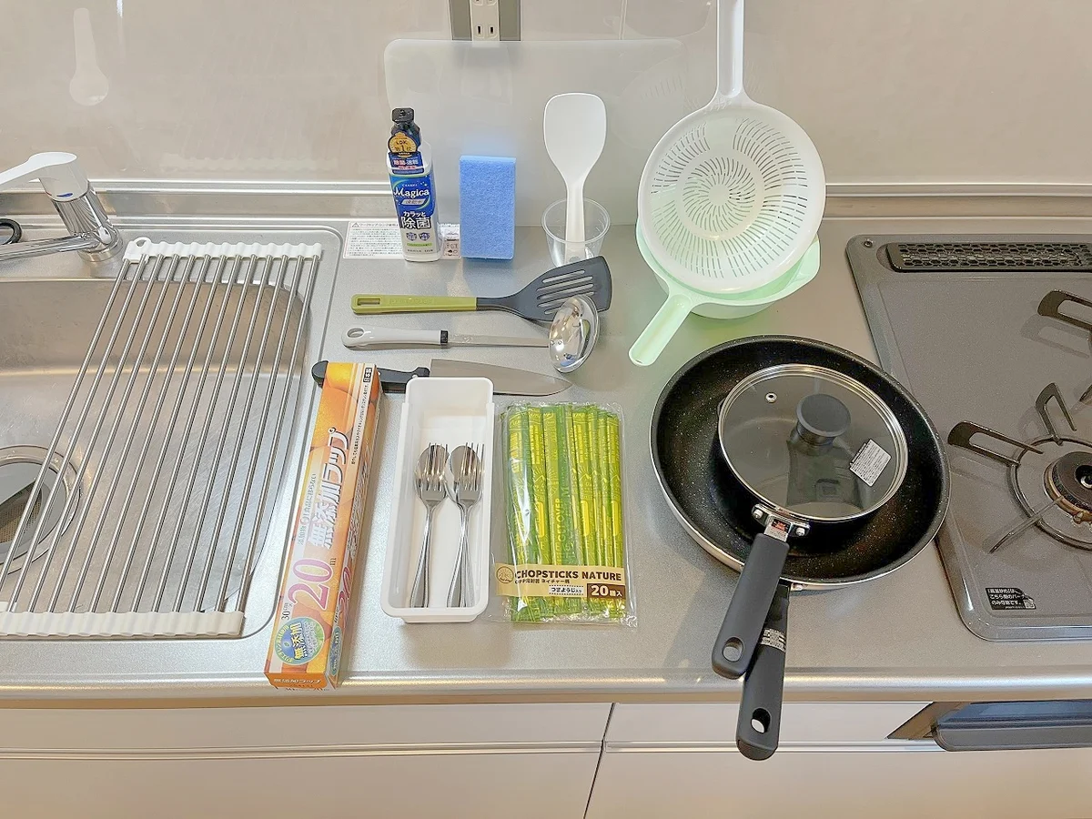 鍋やフライパンなどをご用意しています☆割り箸やラップなど消耗品は無くなるまでご利用いただけます♪