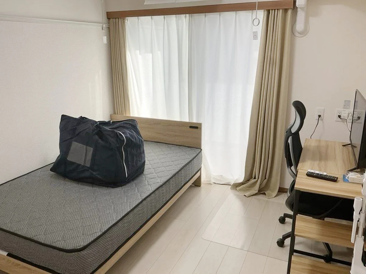 写真はお部屋のイメージです。ラグなどの室内装飾はございません。