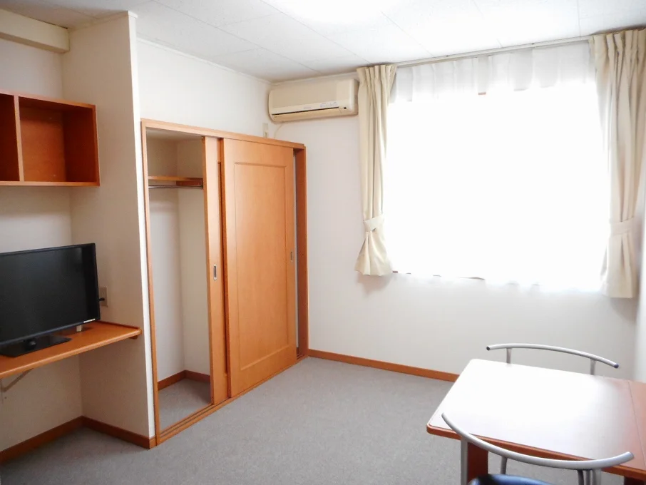 カーテンやテーブル、テレビも備え付けです