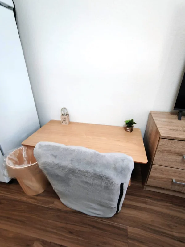 デスク・チェア完備♪座椅子はふわふわ♪