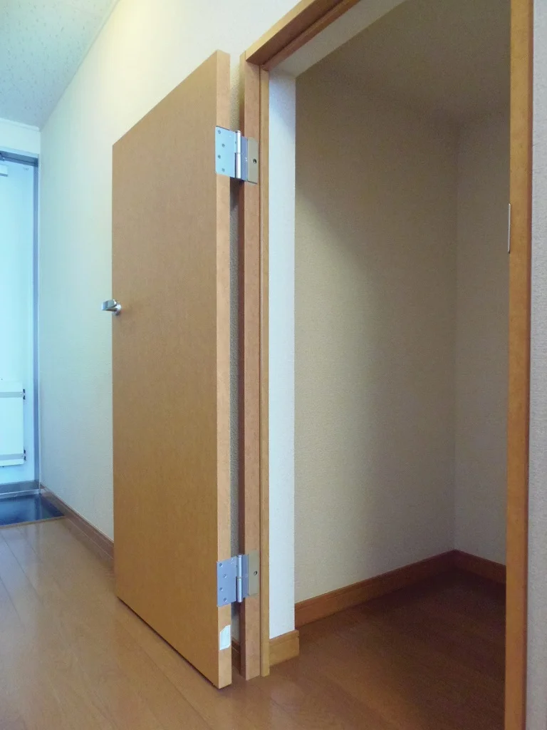 通路の物入れスペースです