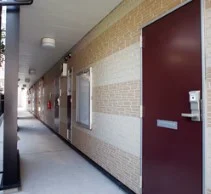 共用部分は清掃業者が清掃しています。