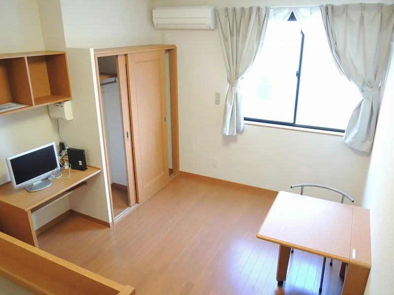 カーテンと机と椅子付きお部屋