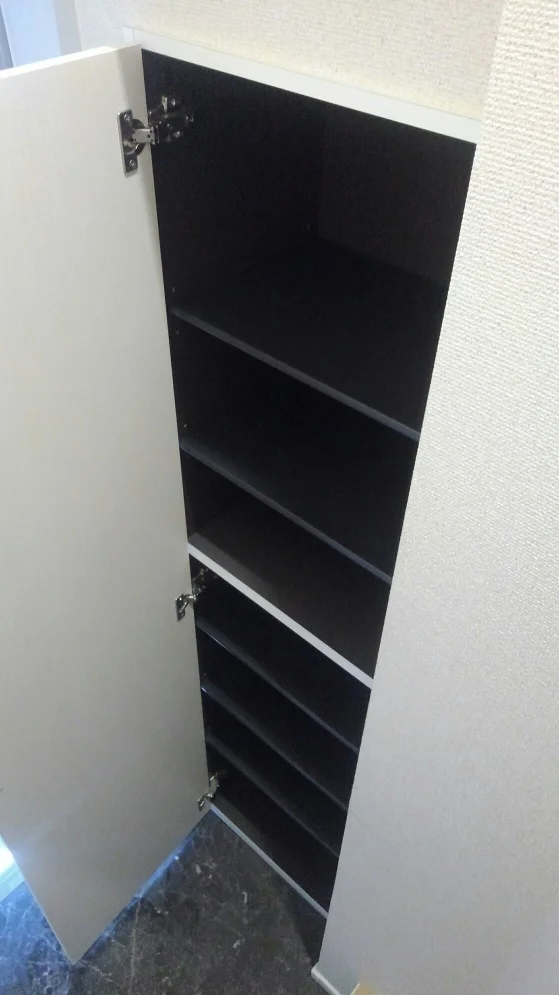 玄関脇には下駄箱も有ります。