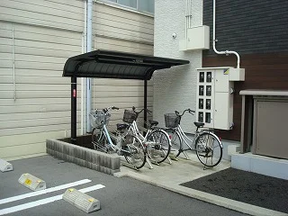 駐輪場は屋根付きです。