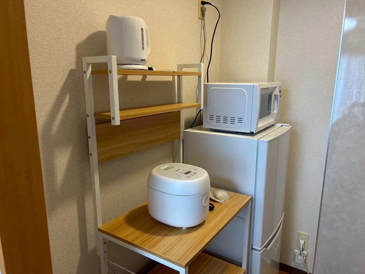 炊飯器、電子レンジ、ケトル付き