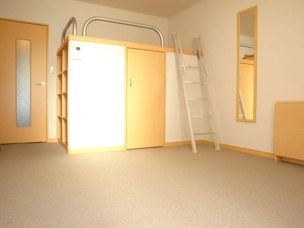 1階はフローリング。2階はカーペット敷き。