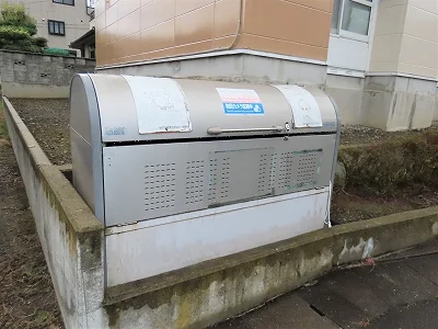 敷地内にゴミ庫が設置されておりゴミ捨てに便利です