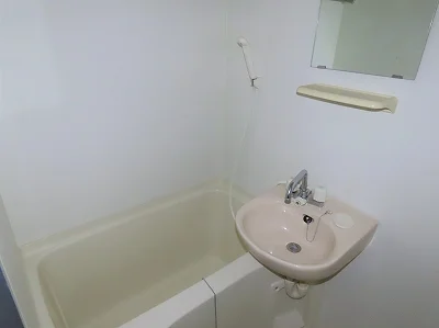 洗面台とユニット式のお風呂です