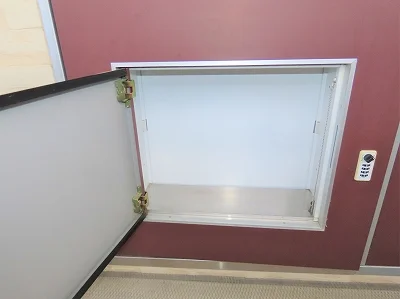 玄関扉に宅配ボックスあり