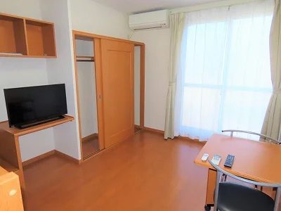 カーテンやテーブル、テレビも備え付けです
