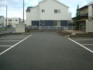 駐車場は全12台分ご用意しております。