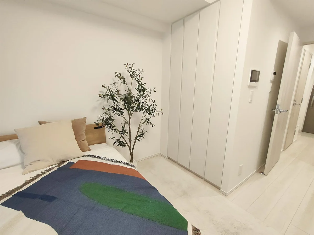 写真はお部屋のイメージです。ラグなどの室内装飾はございません。