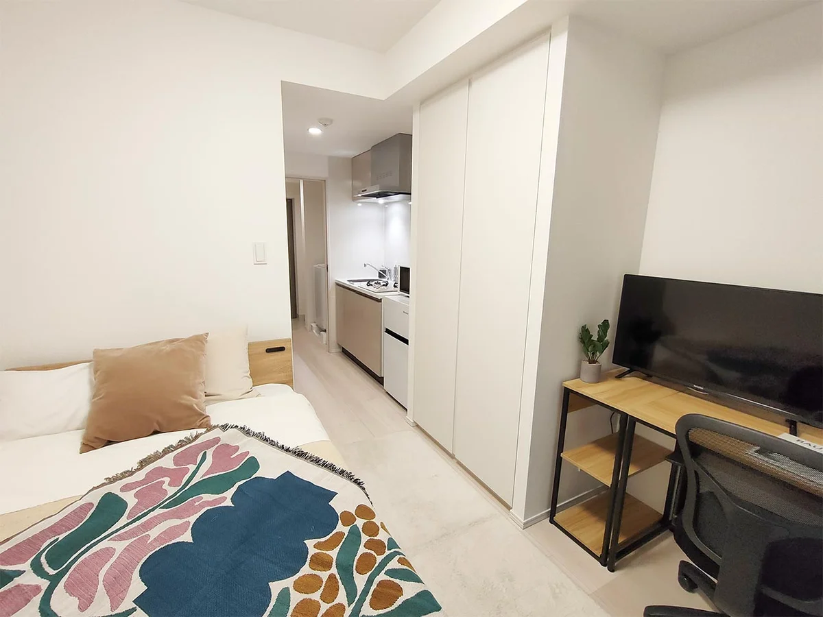 写真はお部屋のイメージです。ラグなどの室内装飾はございません。