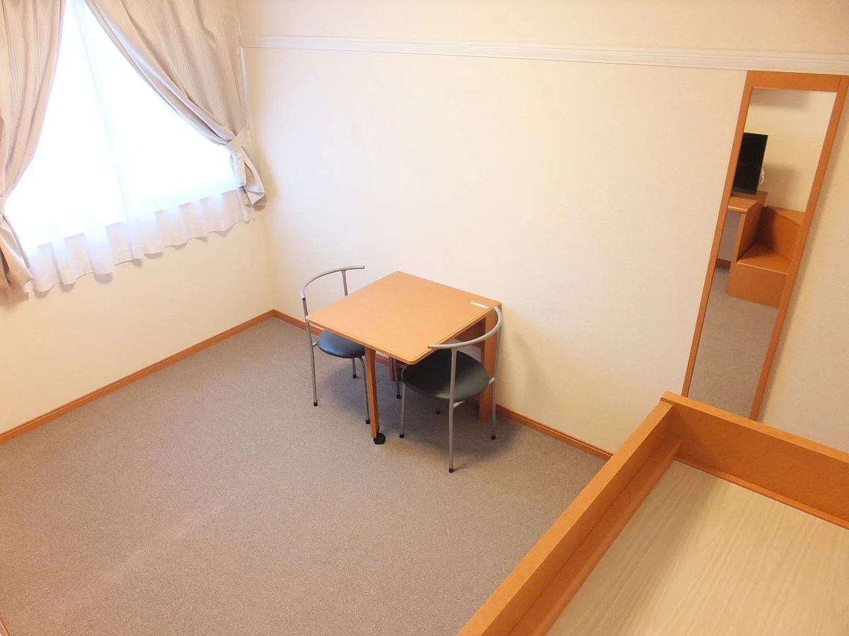 テーブルは折り畳み式です