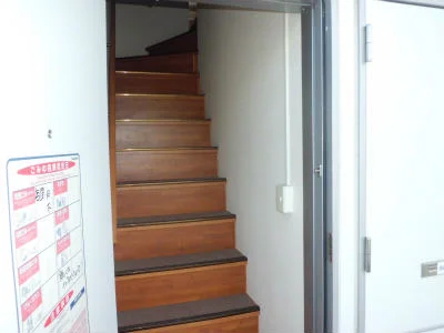 玄関は１階。階段を昇って２階へ・・・