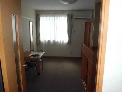 グレーのカーペット敷きの居室です。