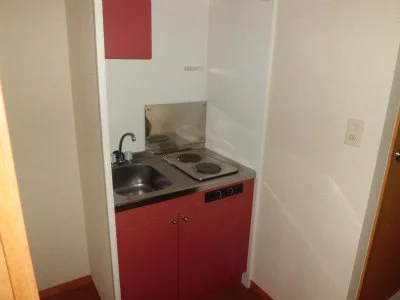 電気コンロ付きのミニキッチン。