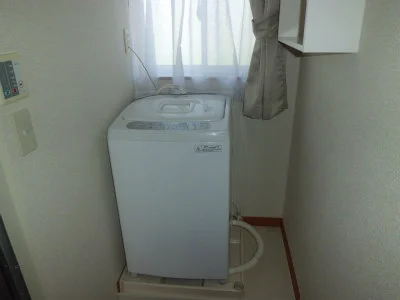 洗濯機は明るい窓際に・・・