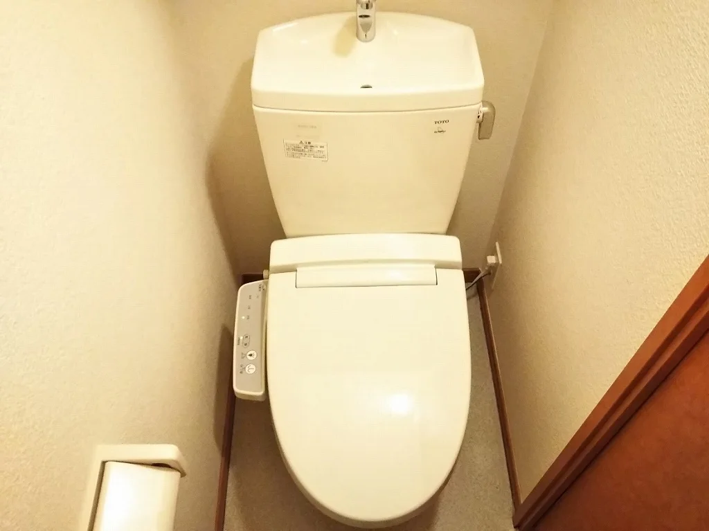 温水洗浄便座付き。同タイプの写真です。