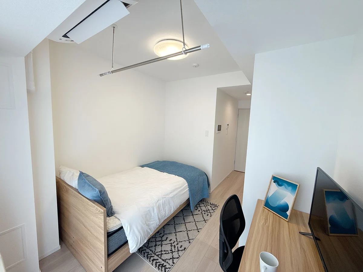 写真はお部屋のイメージです。ラグ等の室内装飾はございません。