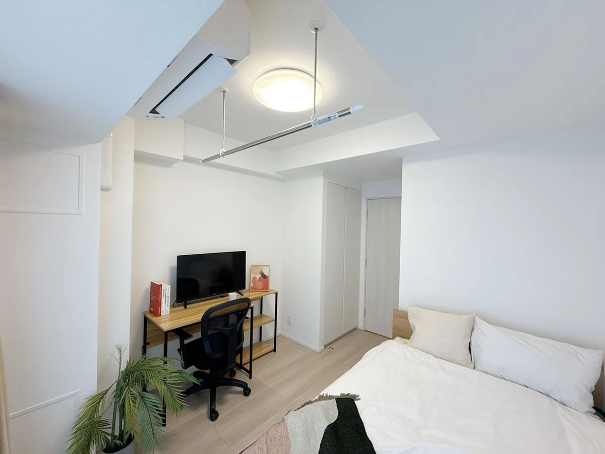 写真はお部屋のイメージです。ラグなどの室内装飾はございません。