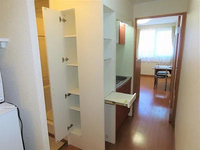 キッチン周りも収納が豊富です