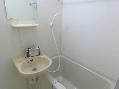 洗面台とユニット式のお風呂です