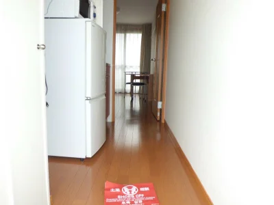 光沢のあるフローリングが素敵な玄関。