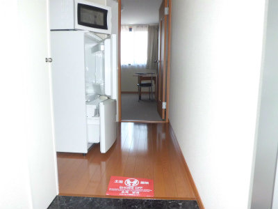 通路の奥が居室です。