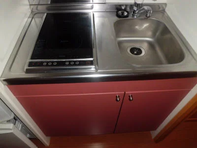 電気コンロ付ミニキッチン。