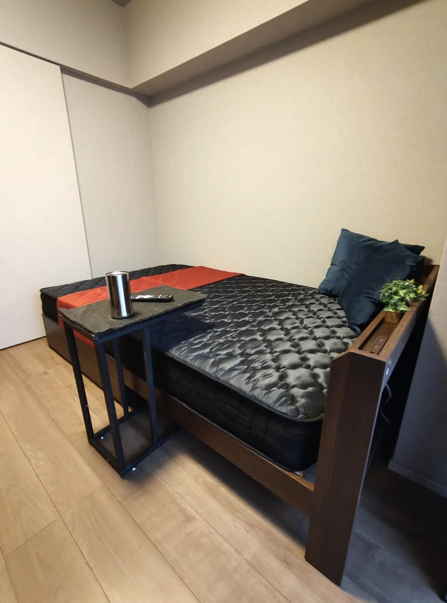 高級感のあるセミダブルベッド完備です♪