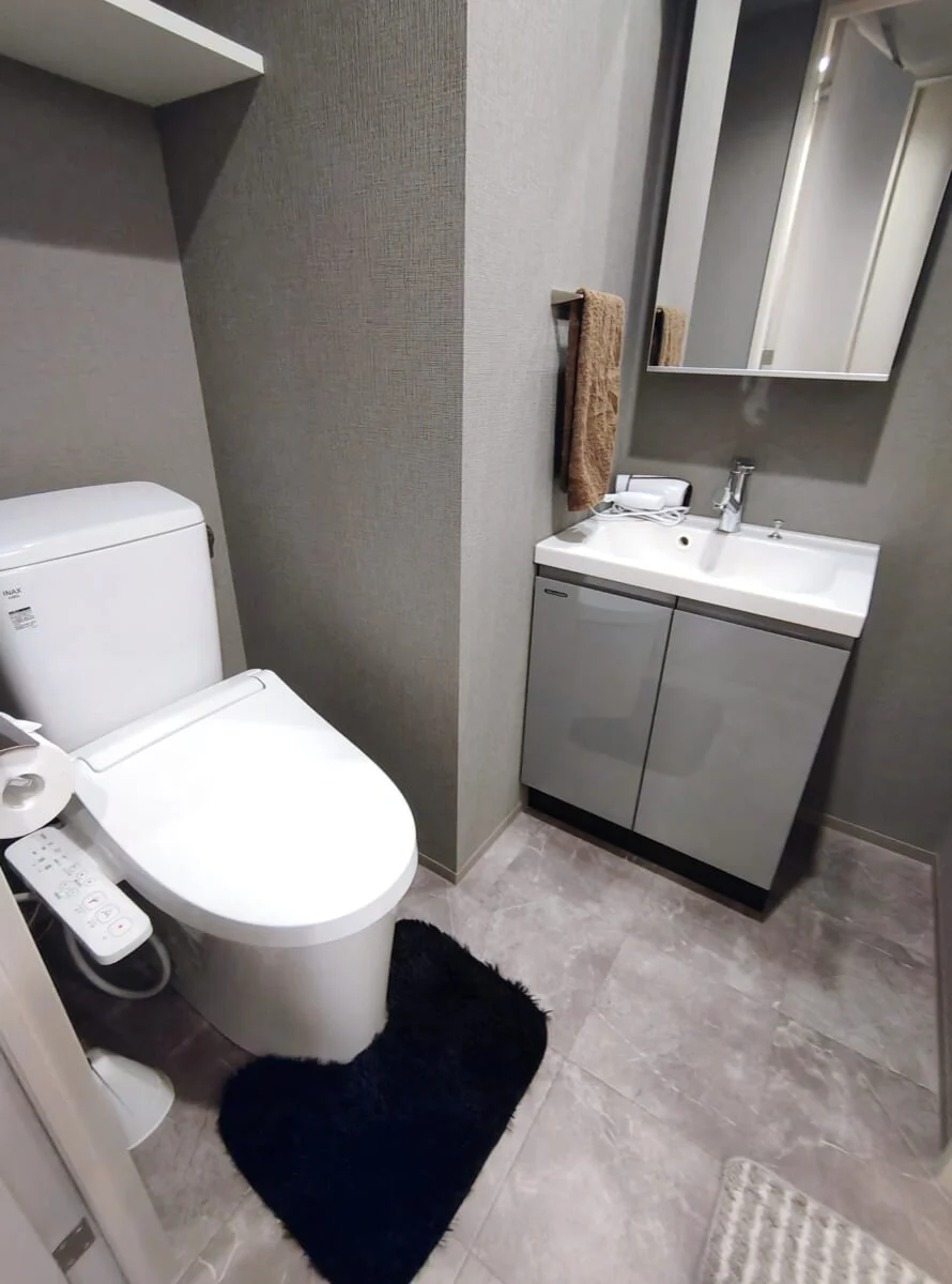 水回りの雰囲気です♪独立洗面台もグレーでシックな基調です♪