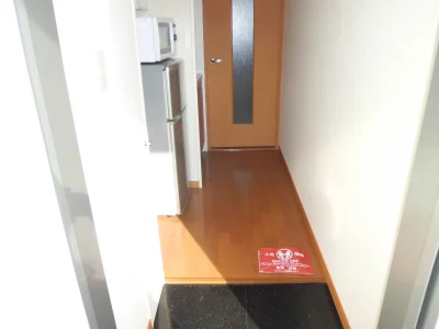 手前がキッチン。扉の奥が居室です。