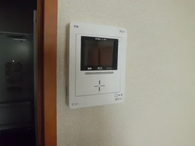 来客の顔がバッチリ映るモニターホン。