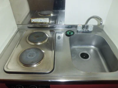 電気コンロ付のミニキッチン。