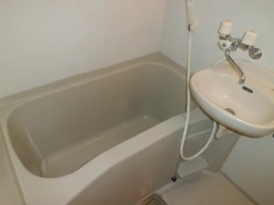 洗面台付バスルーム。