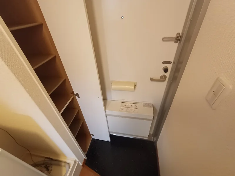 玄関には下駄箱スペースがあります。