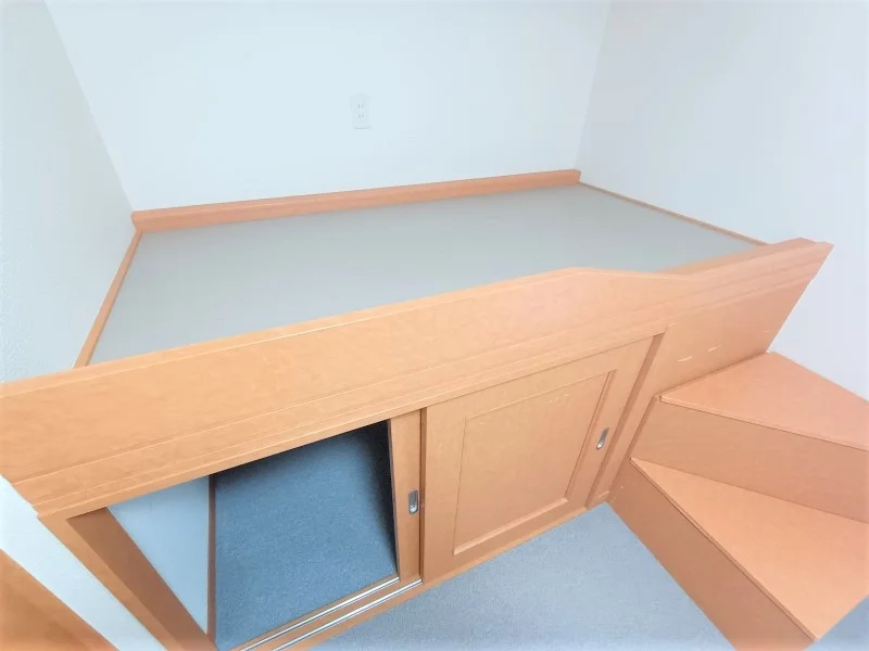 ベッドの下は収納スペースです。