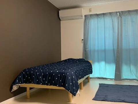 ベッドはシングルサイズとなっています。