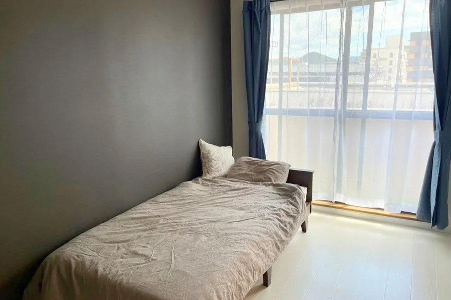 ベッドはシングルサイズとなっています。