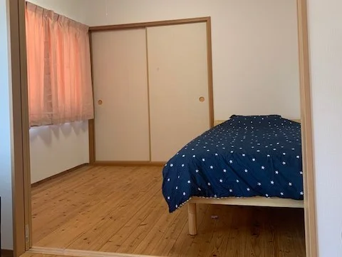 ベッドはシングルサイズとなっています。