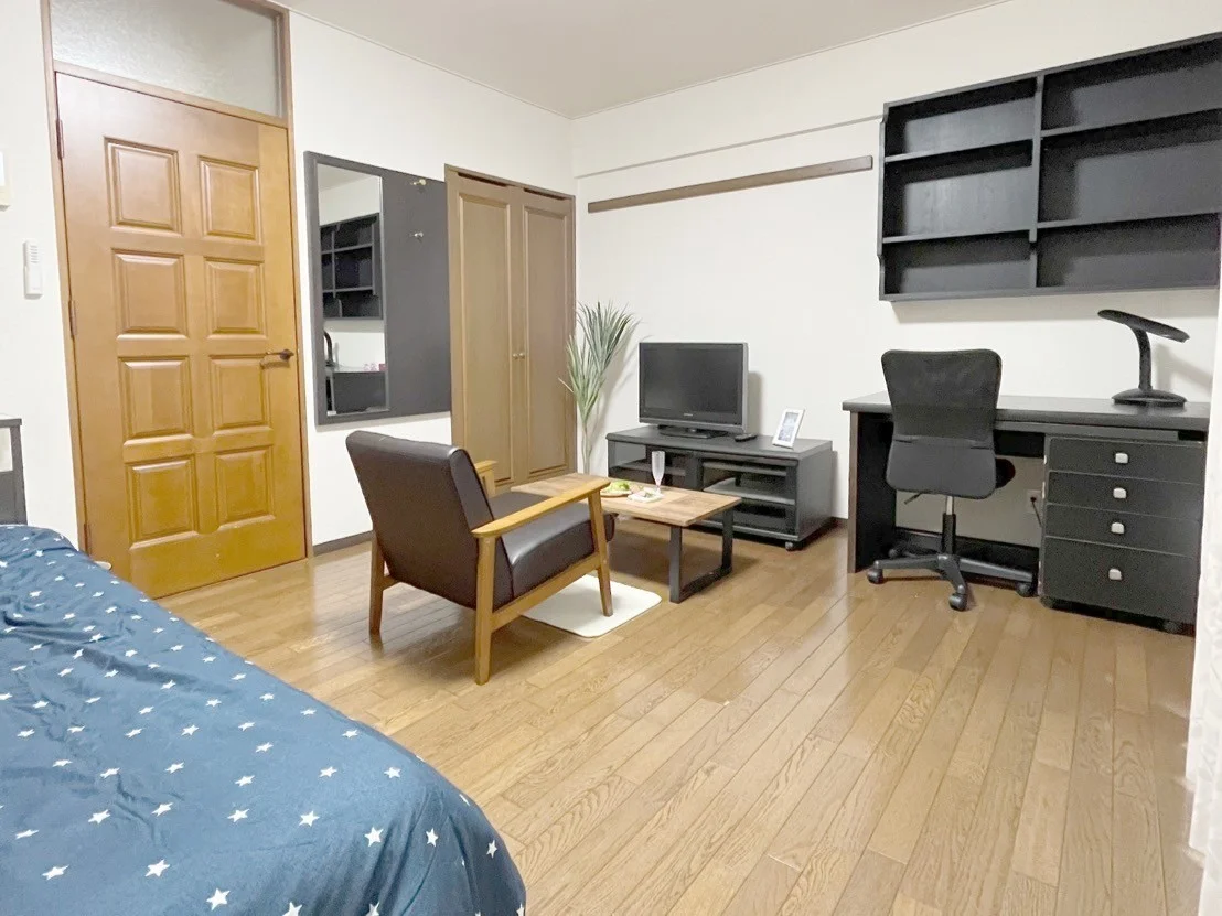 デスクとテーブルが備え付けとなっています。