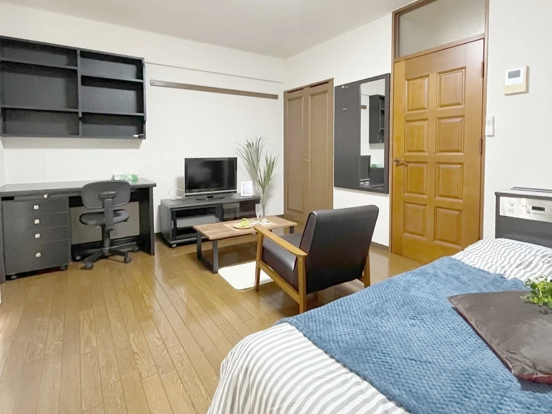 デスクとローテーブルが備え付けとなっています。